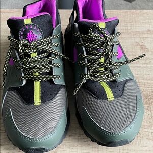 Nike Huaraches Stylish Green and Pink Sneakers